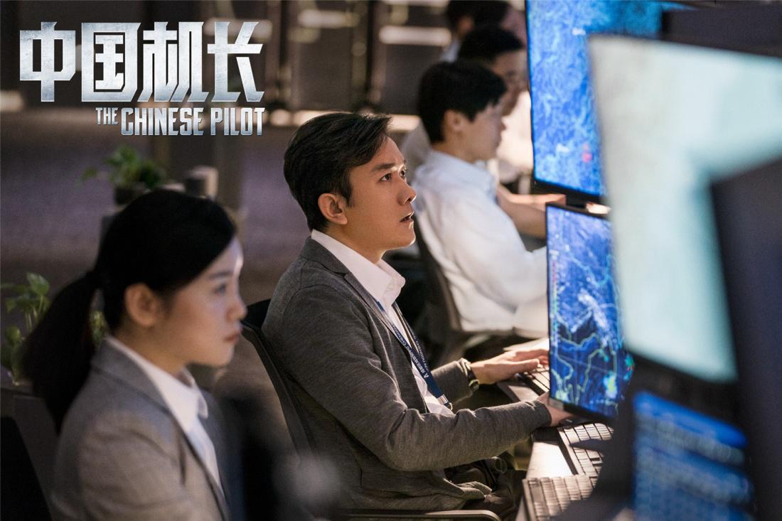 评分9.4,两天狂揽5亿票房,《中国机长》国庆档稳了